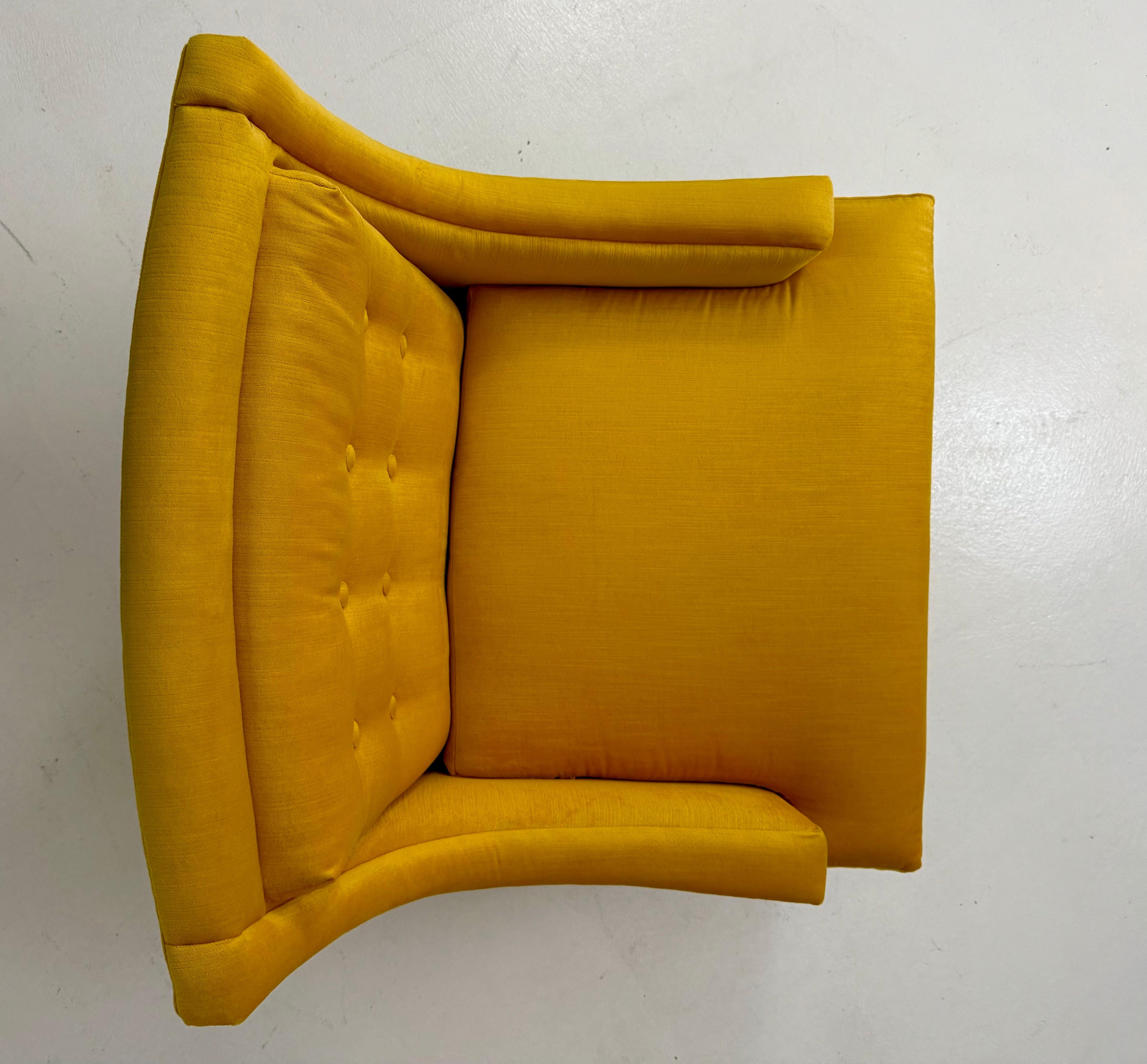 Fauteuils club des années 1960 avec piétements sculptés en velours jaune en vente 9