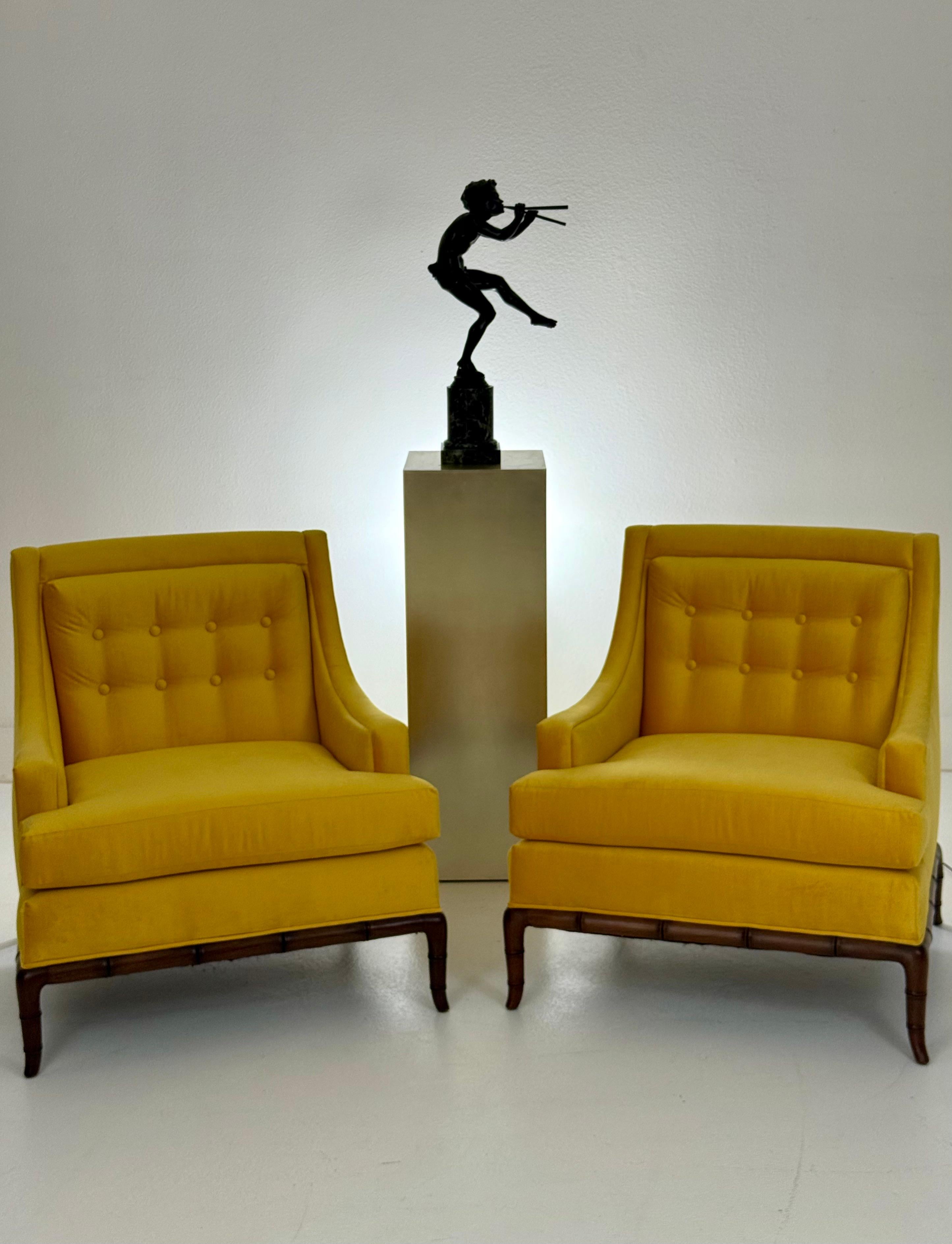Fauteuils club des années 1960 avec piétements sculptés en velours jaune en vente 10
