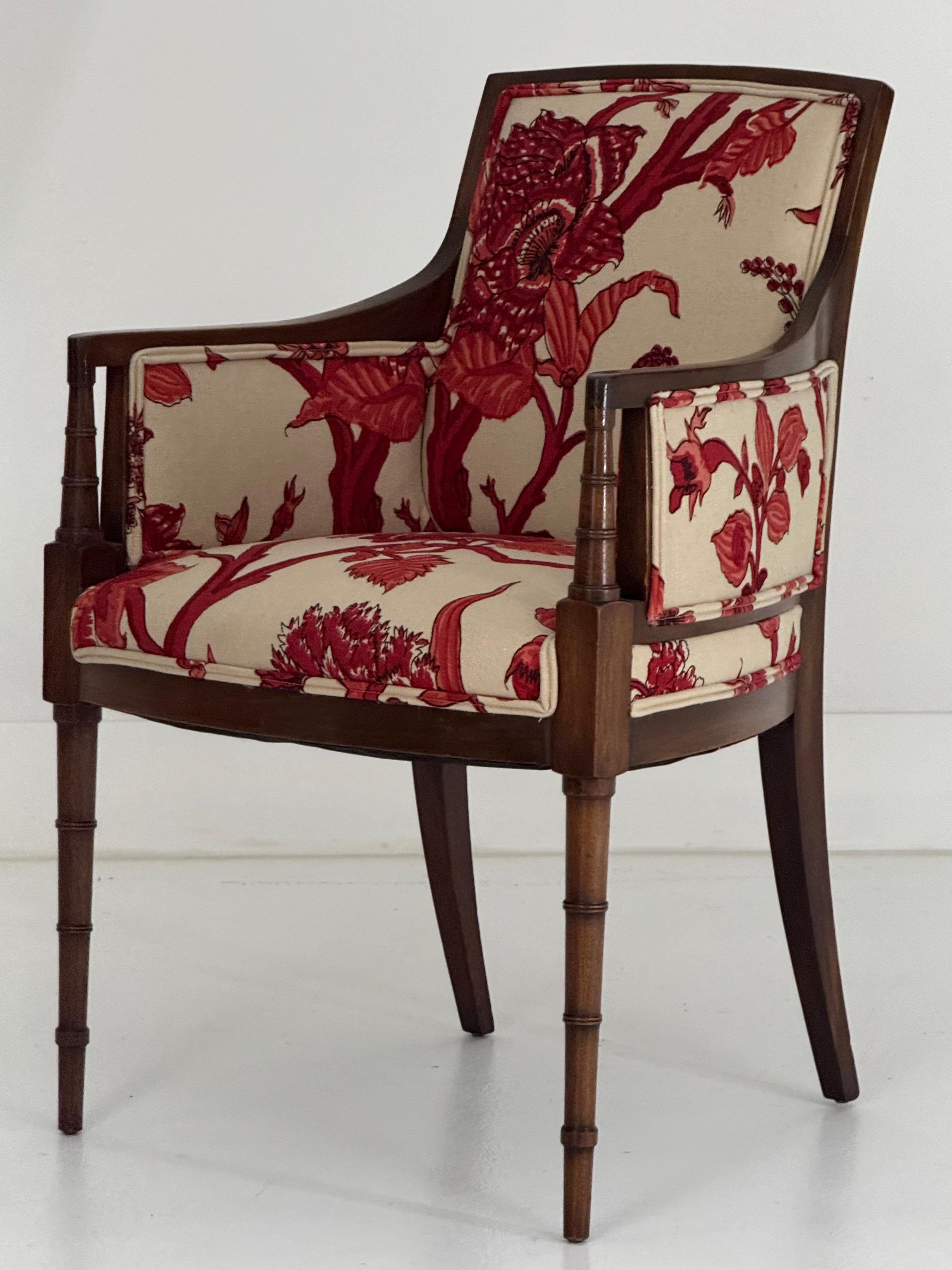 Esempio di design hollywoodiano di metà secolo, questa poltrona in bambù di William Haines unisce l'eleganza tradizionale a una giocosa raffinatezza. Caratterizzata da gambe e braccioli in bambù stilizzati finemente intagliati, la cornice mostra il