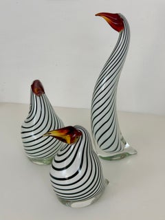 Drei Vogelfiguren aus Muranoglas in Form eines „Nashornvogels“, schwarz-weiß gestreift