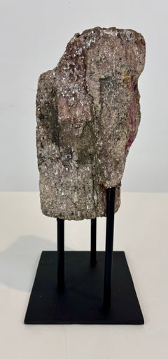 Esemplare minerale di tormalina rosa naturale in matrice di lepidolite su supporto personalizzato