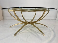 Tavolino da cocktail scultoreo in ottone con gambe a forma di zampe di ragno e piano in vetro, marchio di fonderia "Beemak"