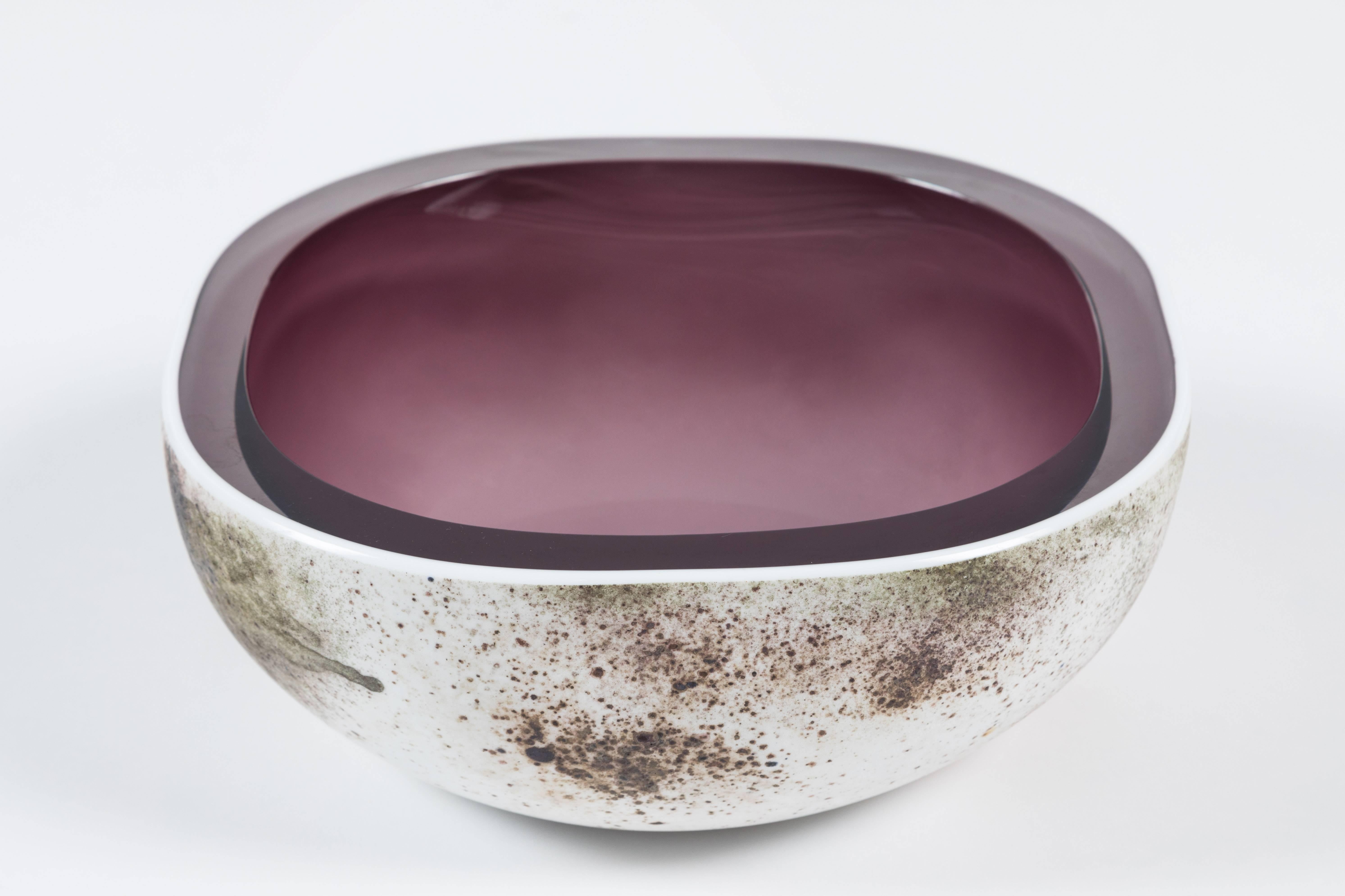 Great flat sided bowl featuring a white Coroso exterior and a vibrant purple interior. A very stylish artwork in Murano glass.