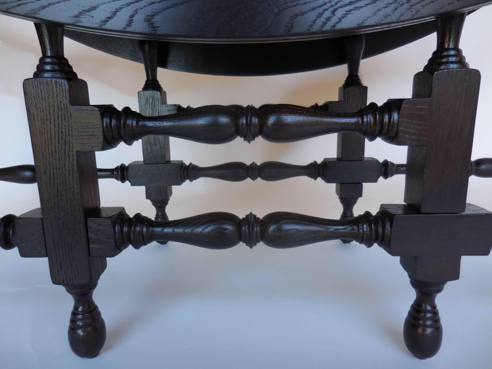 Dos Gallos Eleganter maßgefertigter Eichenholz-Tisch mit klappbaren Torbeinen/Konsole (21. Jahrhundert und zeitgenössisch) im Angebot