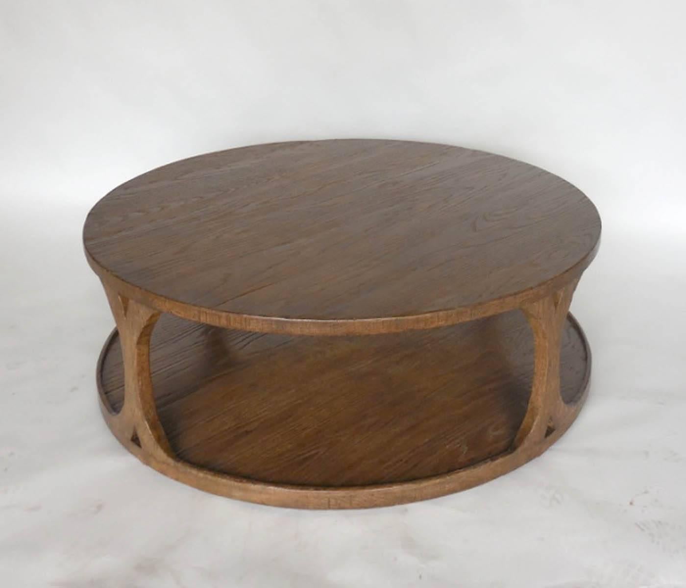 Table basse en chêne avec étagère. Comme illustré dans un chêne cathédrale moyen, à grain ouvert. Peut être réalisé dans toutes les dimensions et finitions, en chêne ou en noyer. Supplément pour le chêne rift. Fabriqué et fini à la main à Los