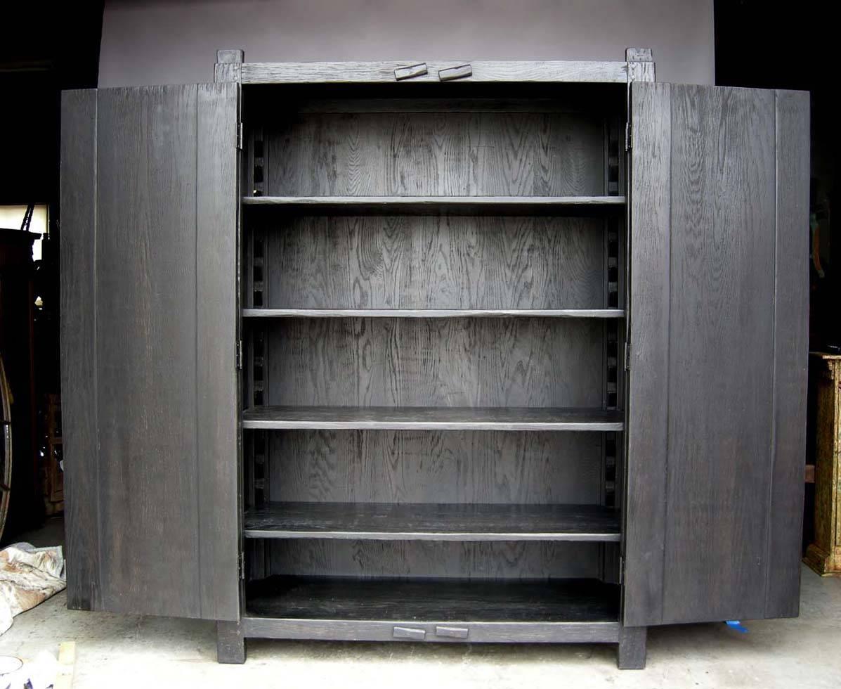 Rustique Grande armoire moderne rustique Dos Gallos faite sur mesure en vente
