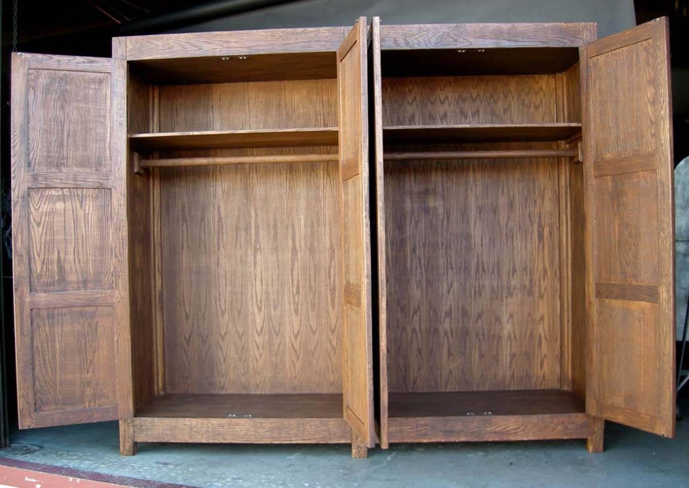 Dos Gallos - Grande armoire ou penderie en bois Oak sur mesure Excellent état - En vente à Los Angeles, CA