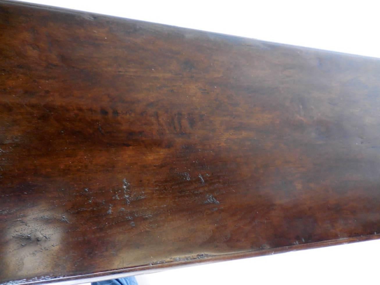 Dos Gallos, maßgefertigte Konsole aus Nussbaumholz und Eisen mit gedrechselten Bobbin-/Spool-Beinen (21. Jahrhundert und zeitgenössisch) im Angebot