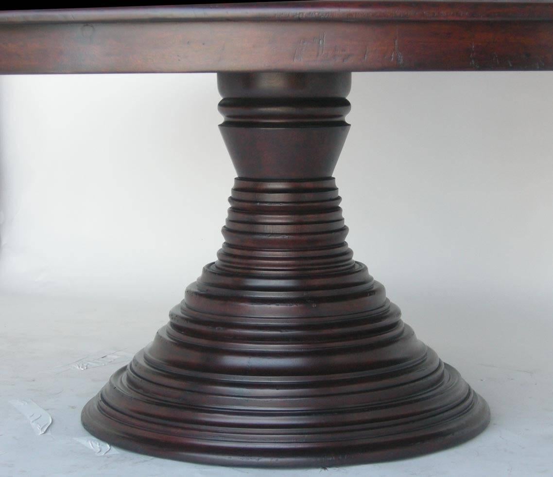 Dos Gallos Custom Walnut Wood Round Pedestal Dining or Center Table (Amerikanische Klassik) im Angebot
