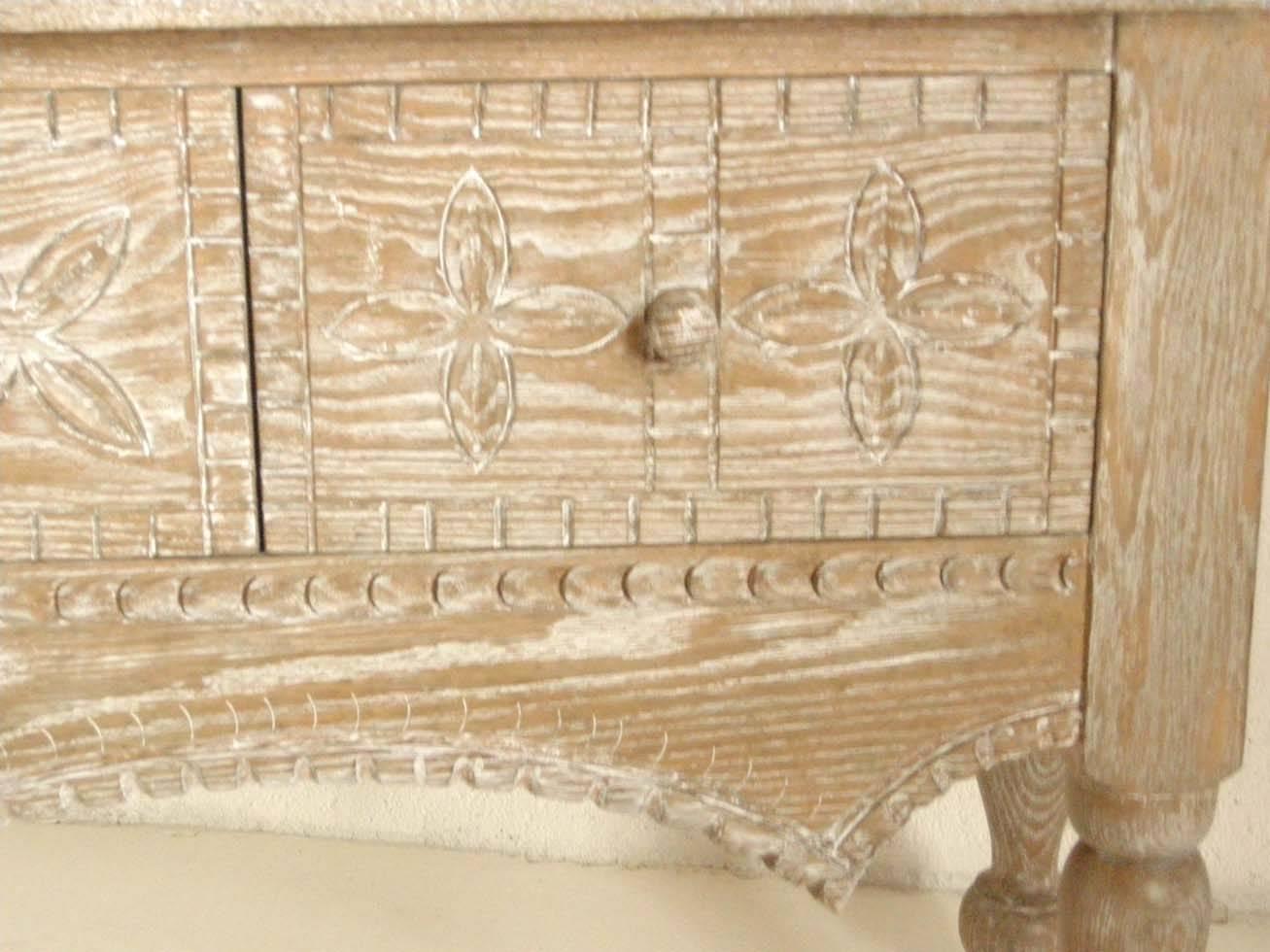 Rustique Console en bois de chêne cérusé avec pieds et tiroirs tournés, réalisée sur mesure par Dos Gallos en vente