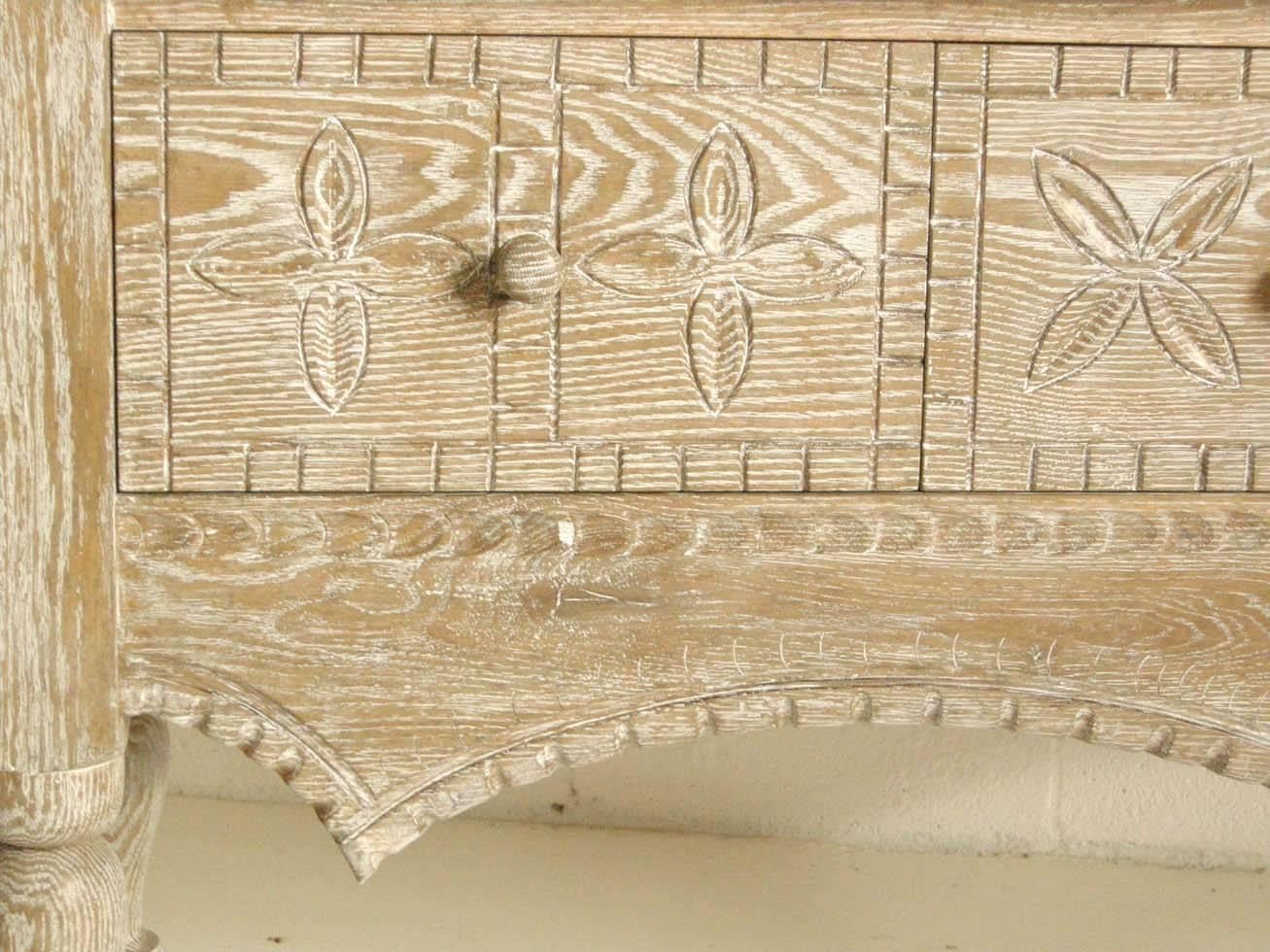 Console en bois de chêne cérusé avec pieds et tiroirs tournés, réalisée sur mesure par Dos Gallos Excellent état - En vente à Los Angeles, CA