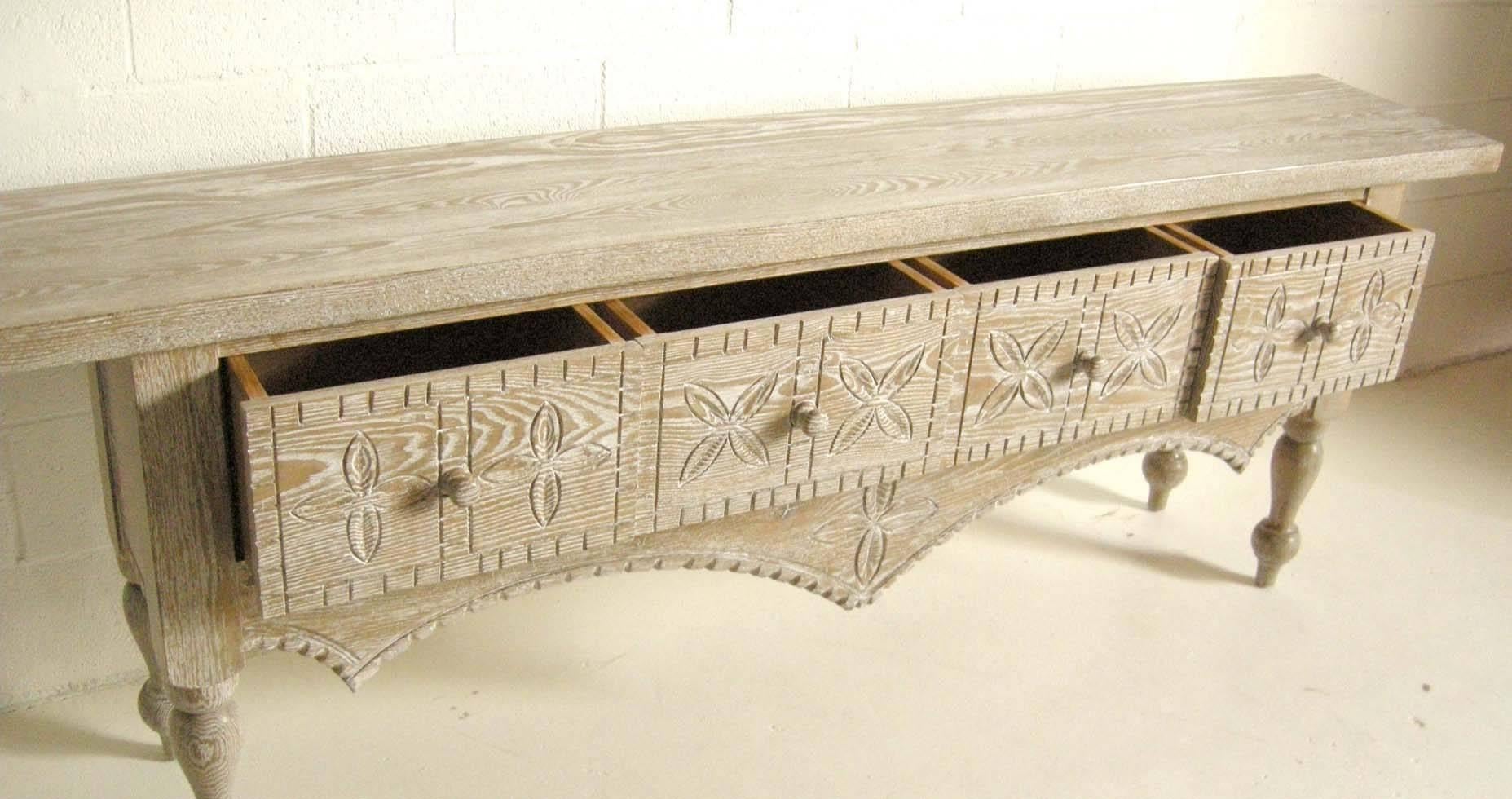 XXIe siècle et contemporain Console en bois de chêne cérusé avec pieds et tiroirs tournés, réalisée sur mesure par Dos Gallos en vente