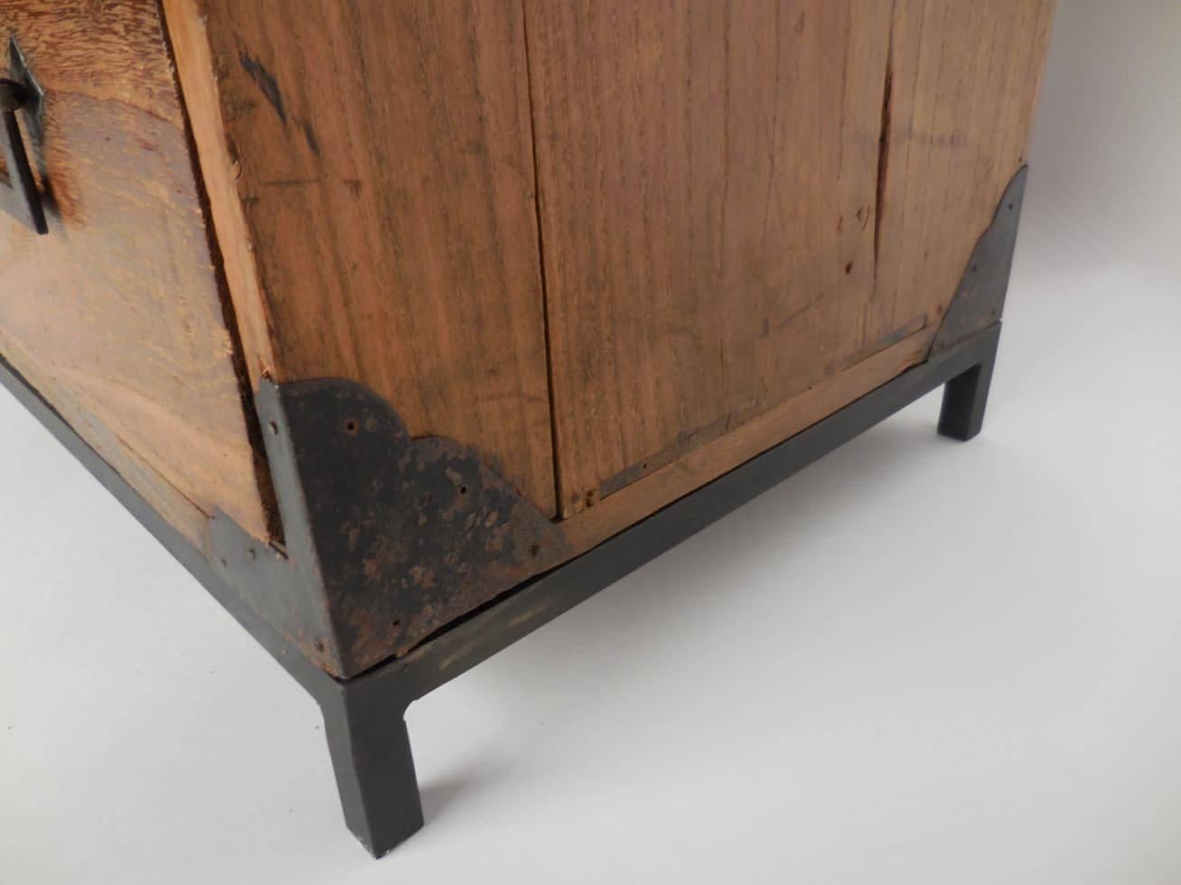 Par of Tansu Nightstands In Good Condition In Los Angeles, CA