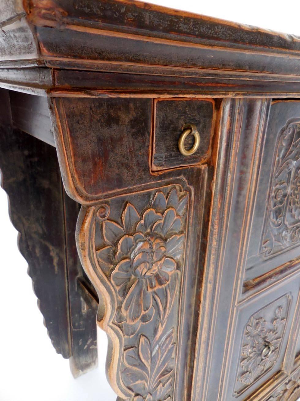 Antique Chinese Carved Wood Altar Table In Good Condition In Los Angeles, CA