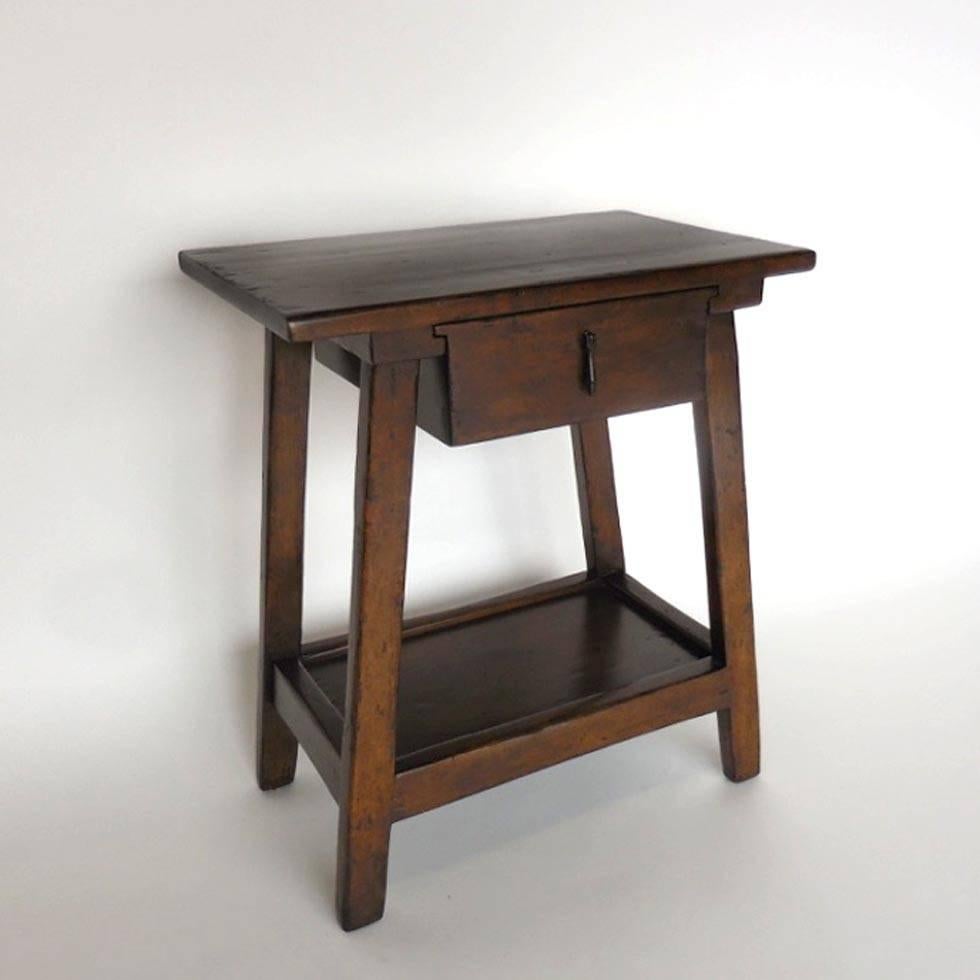 Style international Table de nuit/table d'appoint personnalisée Dos Gallos avec tiroir et étagère en vente