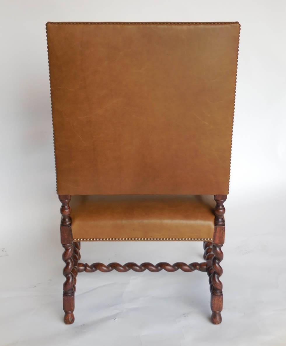 Dos Gallos Custom Nussbaum und Leder Spiral Twist Sessel mit geschwungenen Armlehnen (Barock) im Angebot