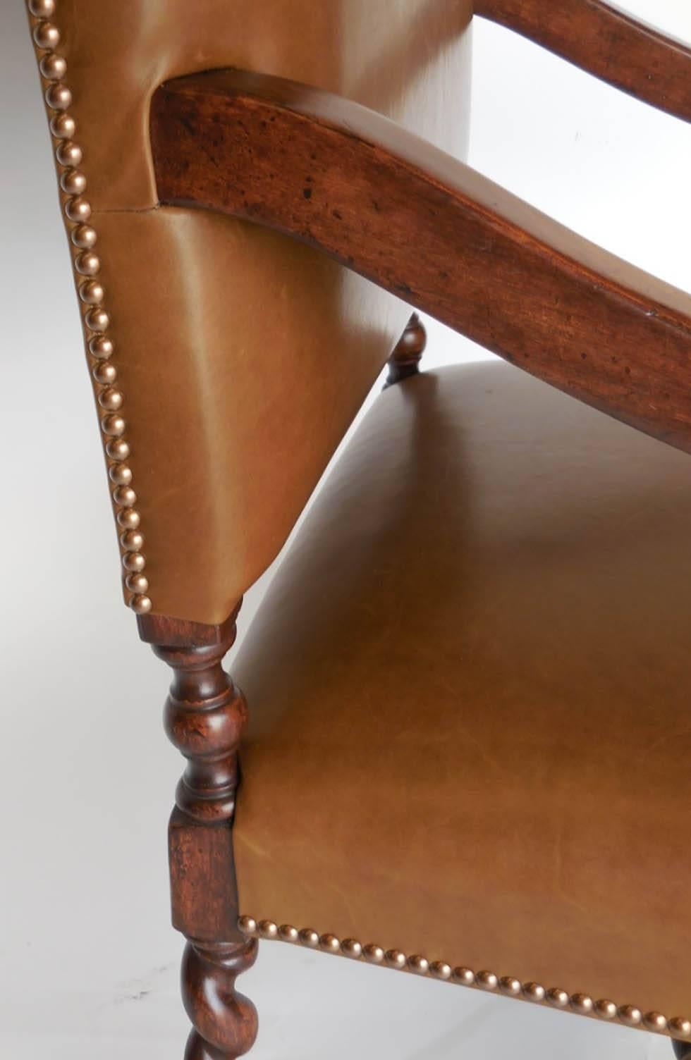 Dos Gallos Custom Nussbaum und Leder Spiral Twist Sessel mit geschwungenen Armlehnen (Eichenholz) im Angebot