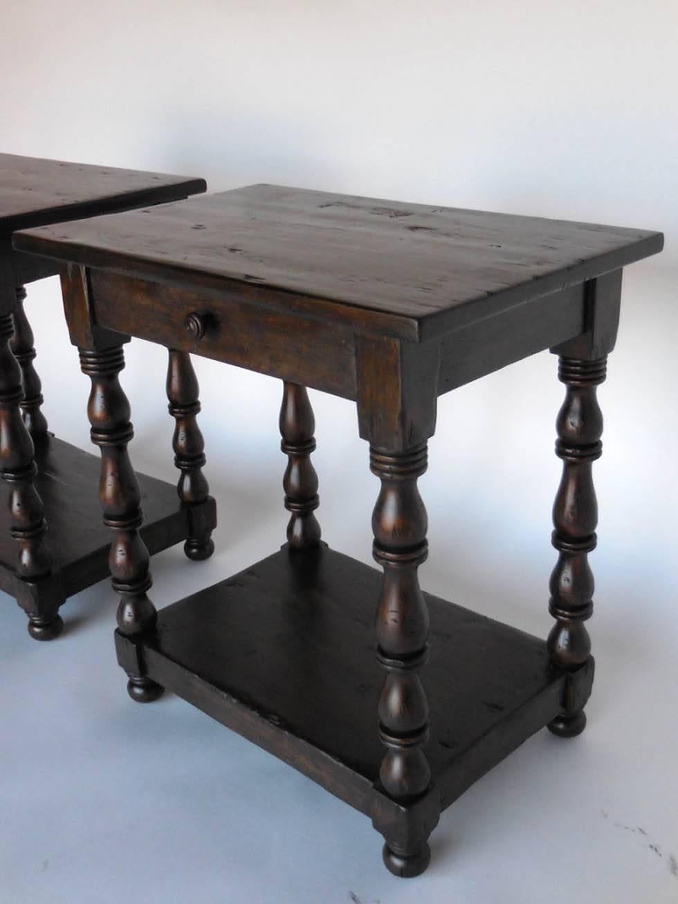 Colonial espagnol Tables d'appoint / tables de chevet sur mesure de Dos Gallos avec pieds tournés, tiroir et étagère en vente