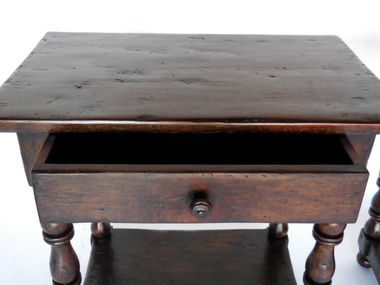 Américain Tables d'appoint / tables de chevet sur mesure de Dos Gallos avec pieds tournés, tiroir et étagère en vente