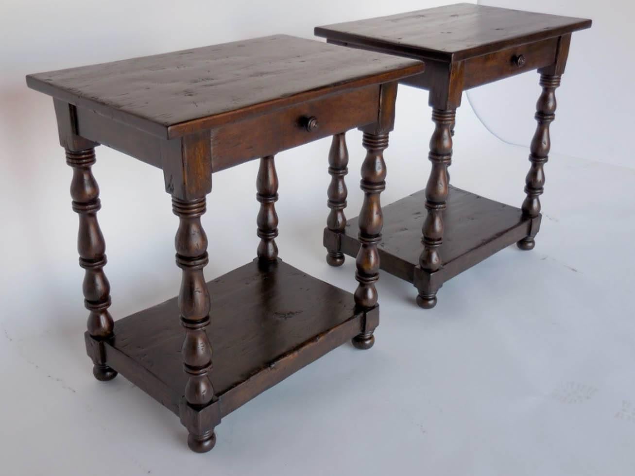 Tables d'appoint / tables de chevet sur mesure de Dos Gallos avec pieds tournés, tiroir et étagère Excellent état - En vente à Los Angeles, CA