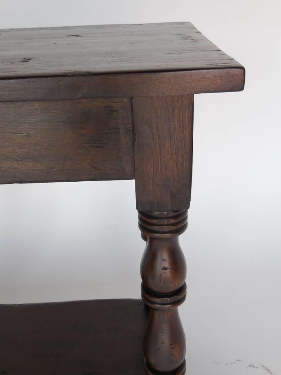 Acajou Tables d'appoint / tables de chevet sur mesure de Dos Gallos avec pieds tournés, tiroir et étagère en vente