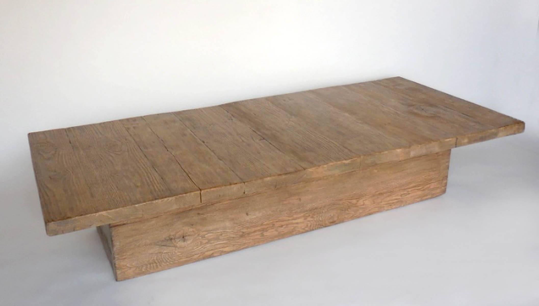 Dos Gallos Studio Benutzerdefiniert  Rustikaler moderner Couchtisch aus Holz (Organische Moderne) im Angebot