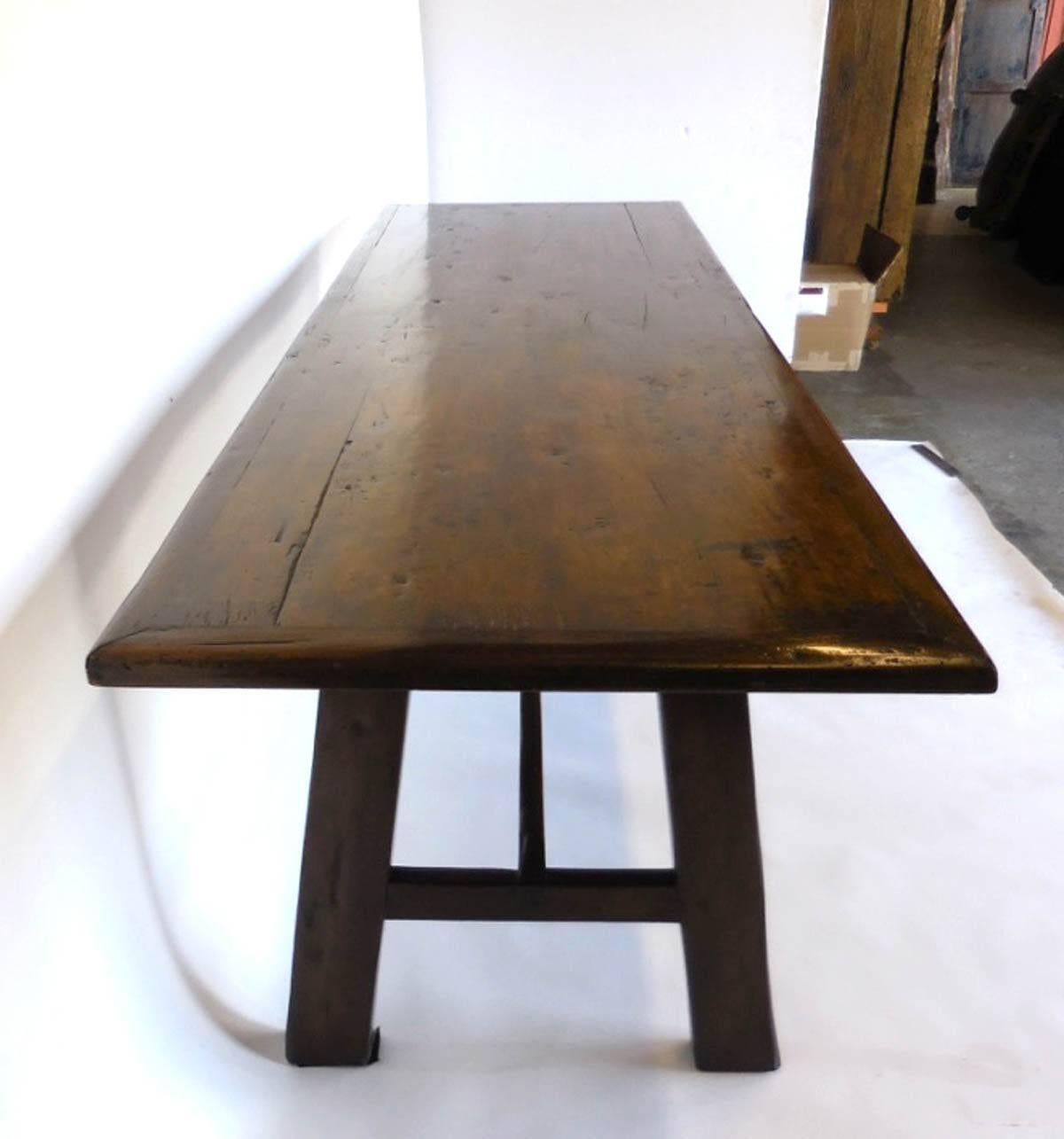 Scrivania personalizzata in mogano, noce o quercia con cassetti per le matite. Può essere realizzato in qualsiasi dimensione. Il colore e la finitura sono personalizzati e possono essere contemporanei o degradati.
Come mostrato, il legno di noce