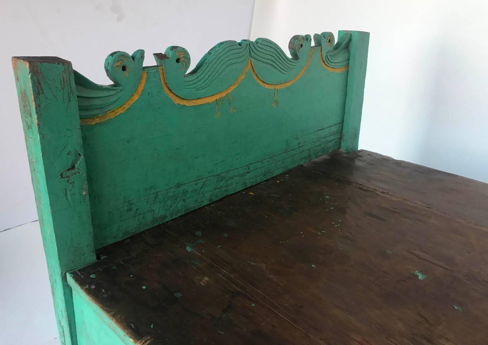 Gemaltes guatemaltekisches Bett oder Tagesbett nach Volkskunst (Holz)