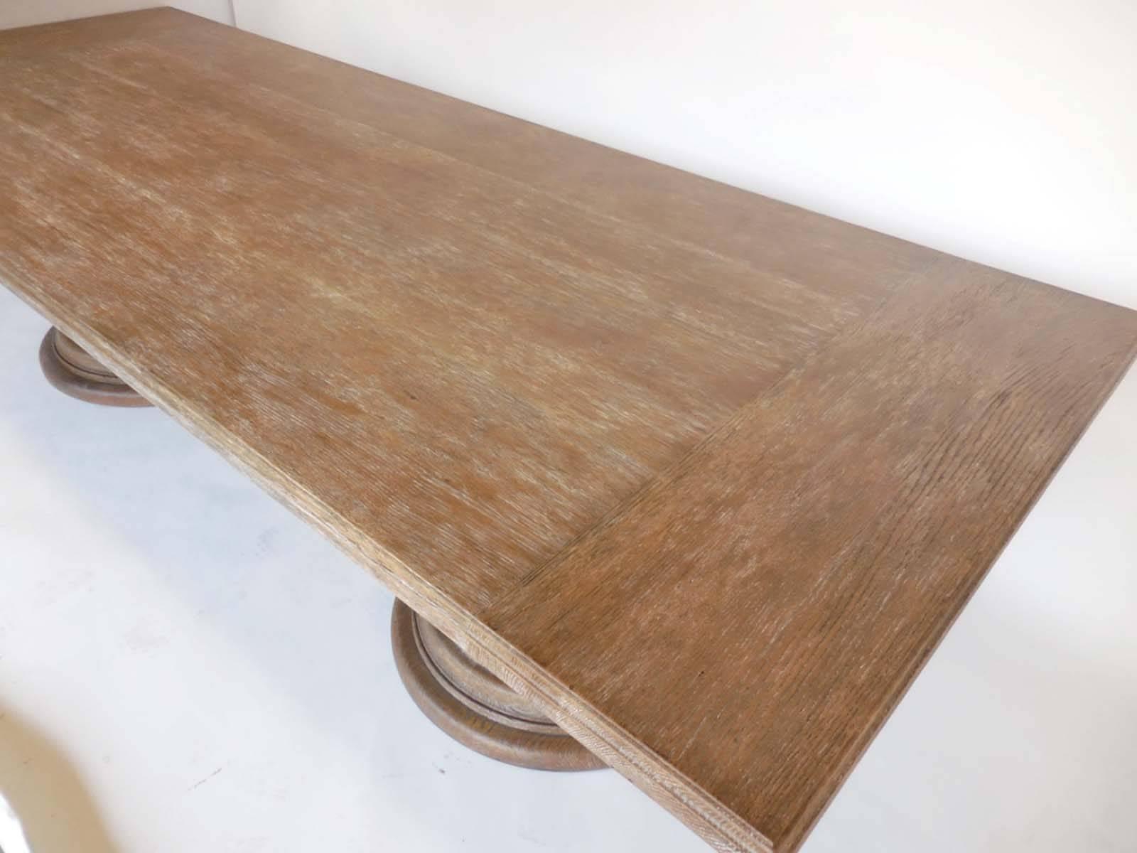 Table à double piédestal en chêne personnalisé avec plateau rectangulaire Dos Gallos Excellent état - En vente à Los Angeles, CA