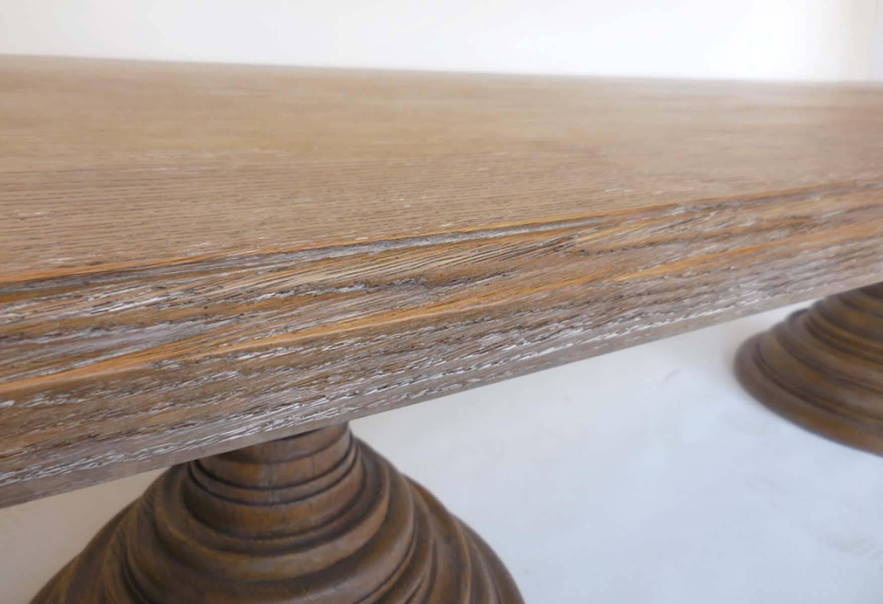 Dos Gallos, maßgefertigter Eichenholz-Doppelsockeltisch mit rechteckiger Platte (21. Jahrhundert und zeitgenössisch) im Angebot