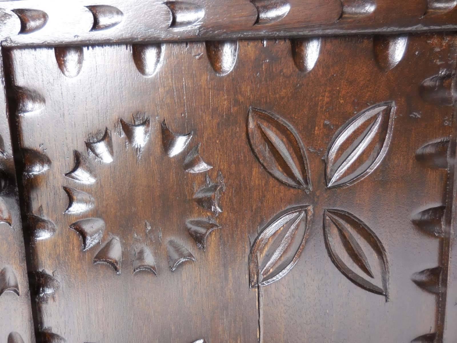 XXI secolo e contemporaneo Consolle / Media / Vanity Cabinet intagliato su misura di Dos Gallos in vendita
