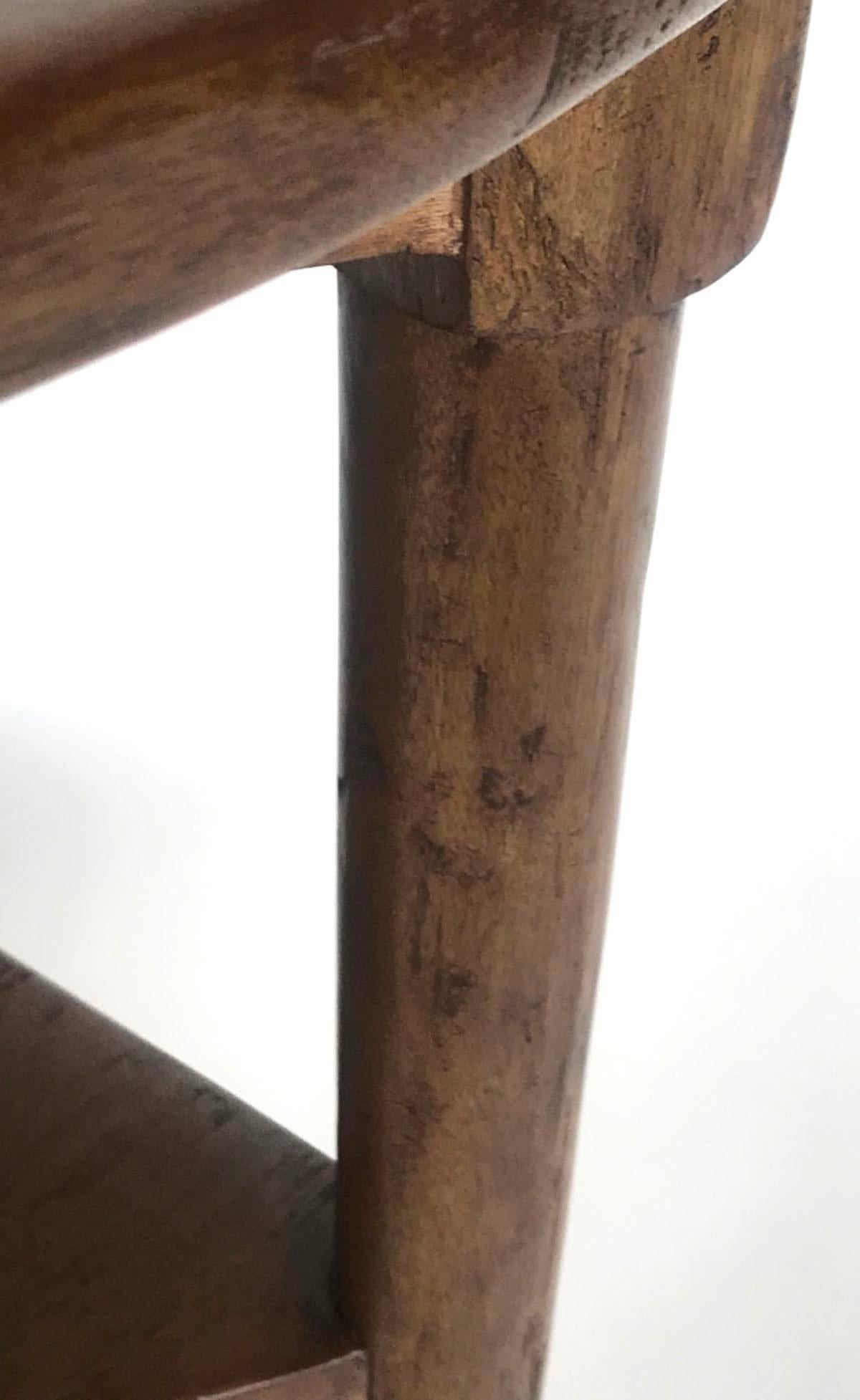 Maßgefertigter runder Tisch aus Nussbaumholz mit Regal von Dos Gallos (21. Jahrhundert und zeitgenössisch) im Angebot