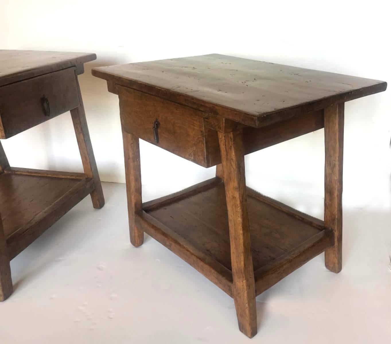 Rustique Tables de nuit ou tables d'appoint avec tiroir par Dos Gallos Studio en vente