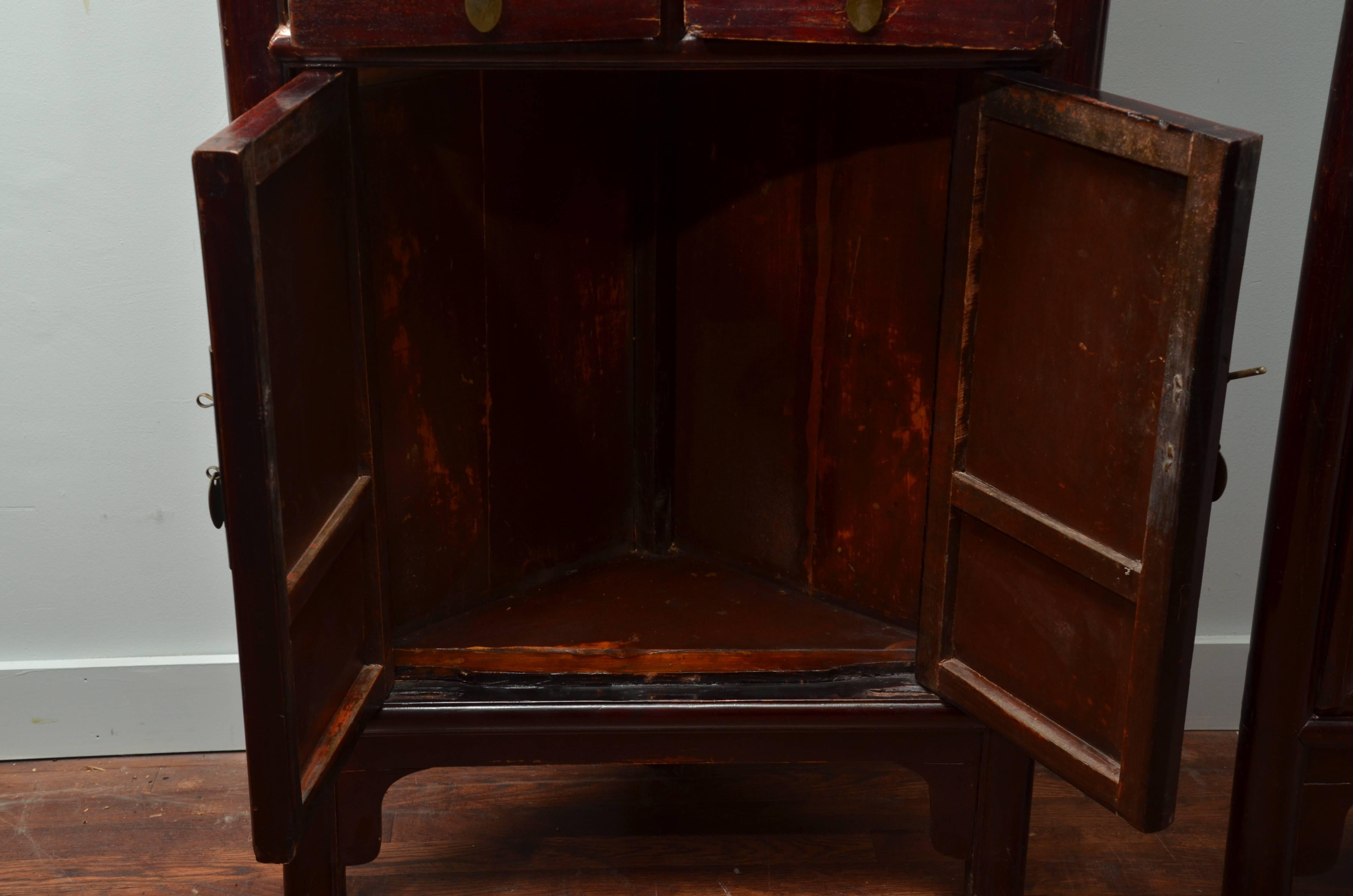 Mid 19thC. Q'ing Dynasty Chinese Elm Corner Cabinet For Sale 1