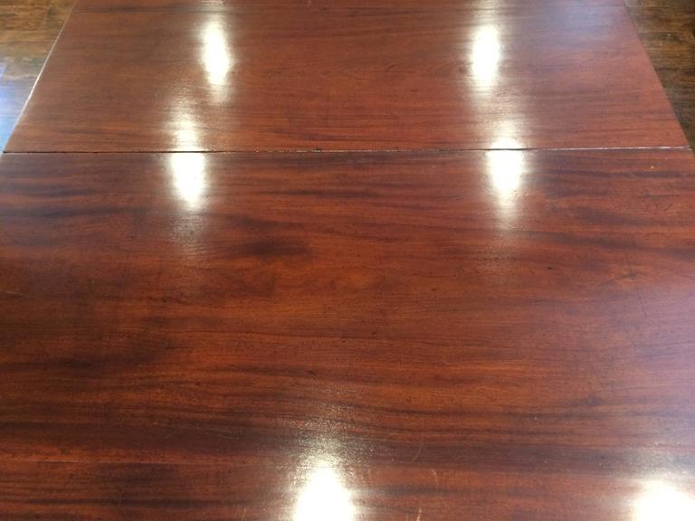 Georgian Three Pillar Dining Table In Good Condition For Sale In Greenwich, CT