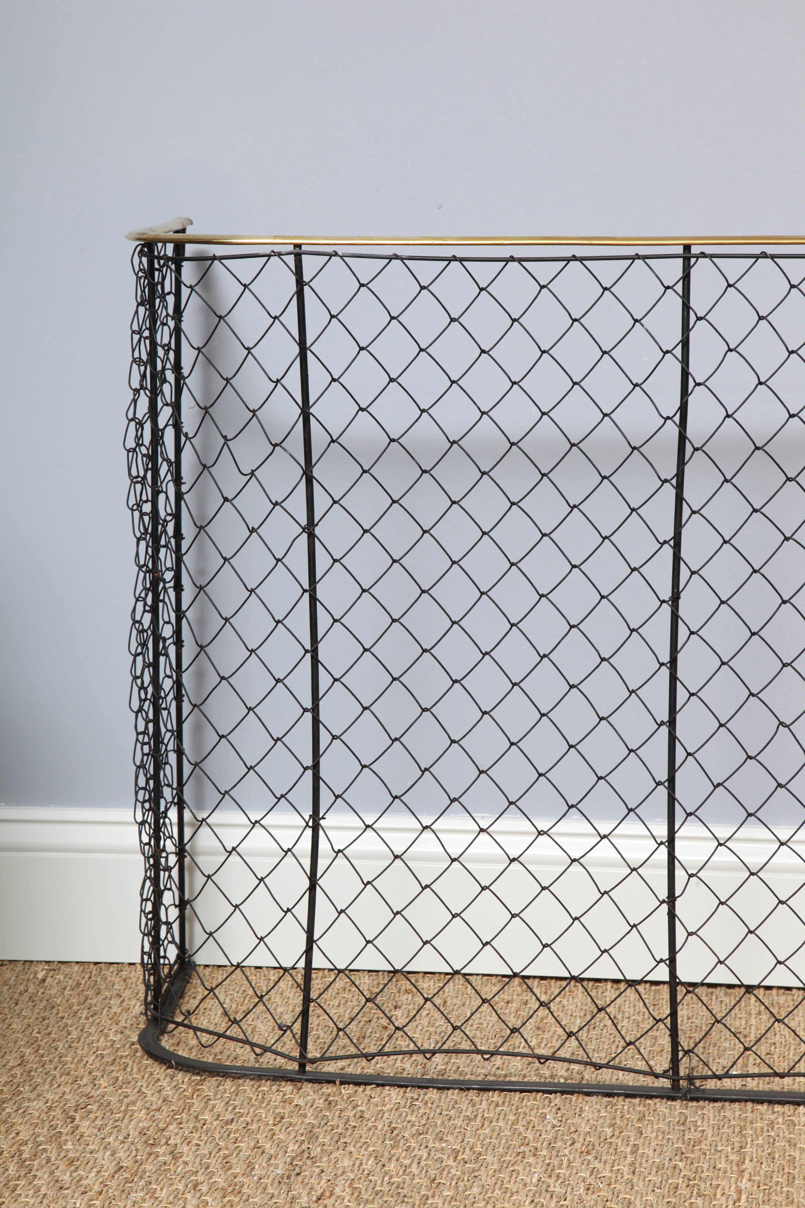 Englisches schmiedeeisernes Gitter aus dem 19. Jahrhundert mit Messingverzierung und breitem Netz.  Ursprünglich zum Schutz von Haustieren und Kindern vor dem Kamin verwendet.  Jetzt ein dekoratives Accessoire.