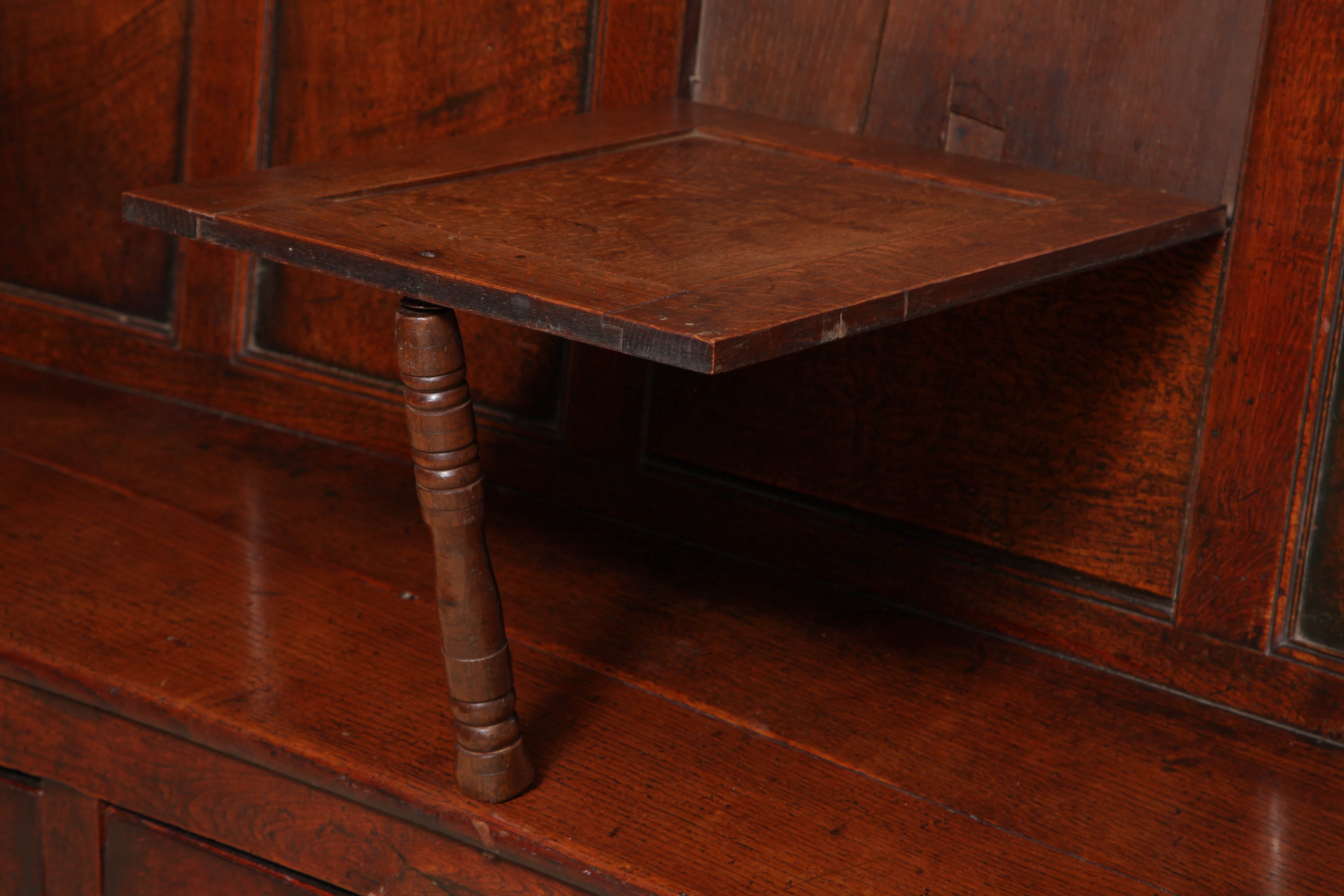Fine English Oak Pub Settle with Tankard Table In Excellent Condition In Greenwich, CT