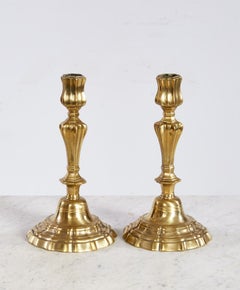 Ein seltenes Set aus vier Messingkerzenleuchtern im Stil Ludwigs XIV., um 1690