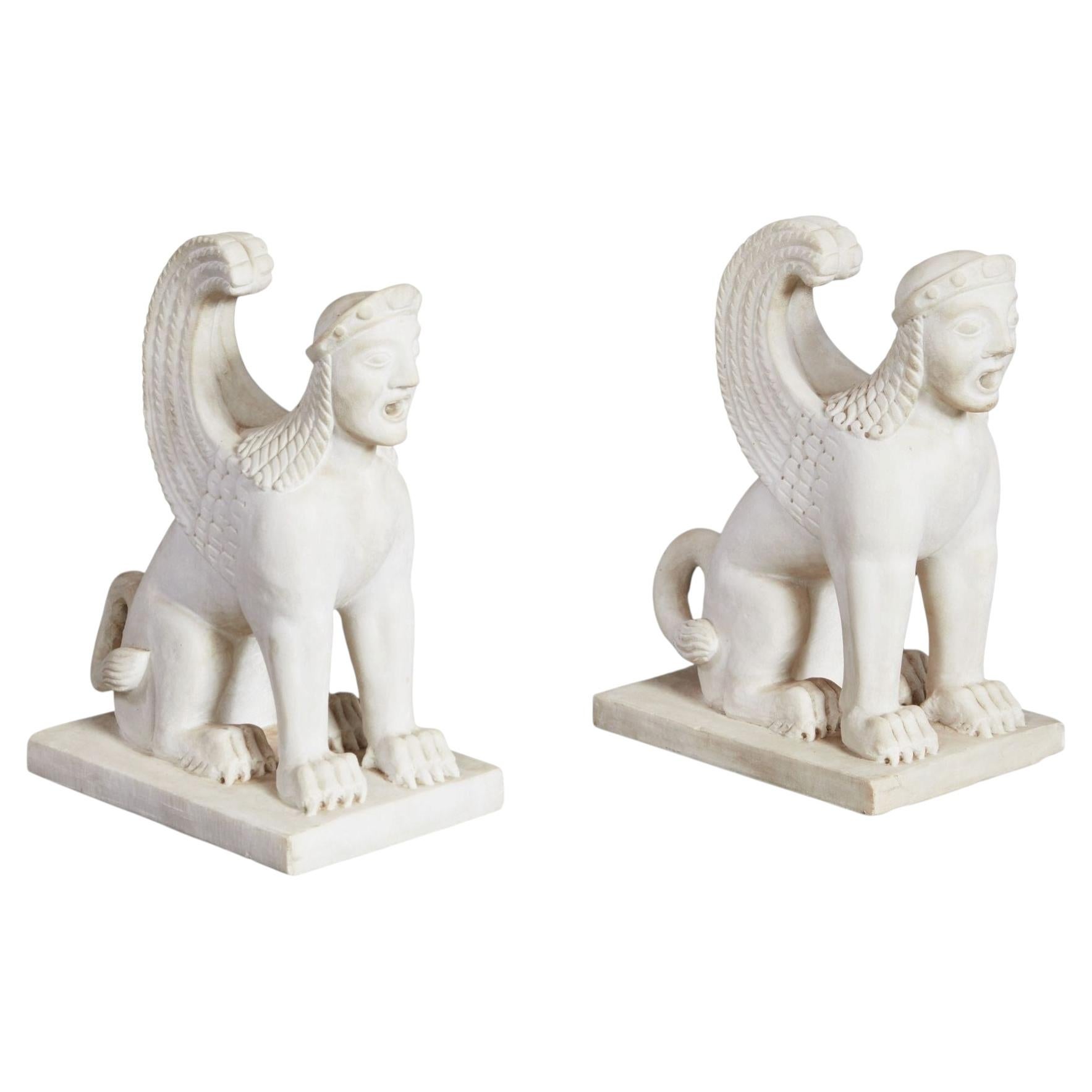 Une paire de sphinx sculptés en marbre blanc en vente