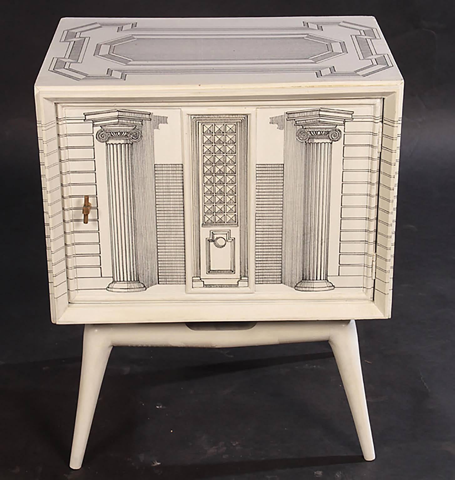 Italian Pair of Midcentury Architectural End Tables in the Manner of Fornasetti For Sale