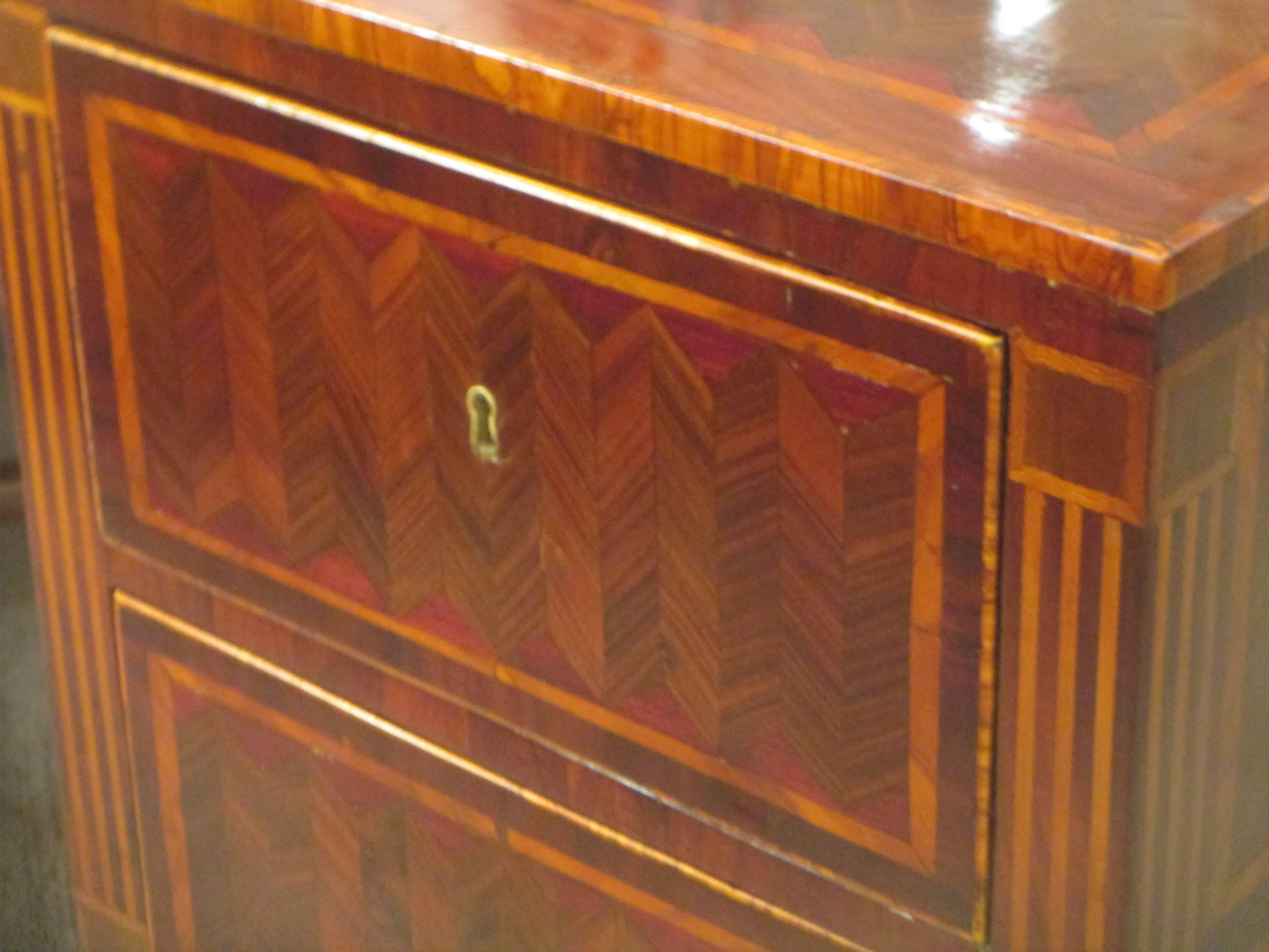 Fine Pair of Antique Italian Neoclassic Parquetry Nightstands In Excellent Condition In New York, NY