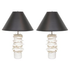 Coppia di lampade a volute in porcellana smaltata francese Bespoke