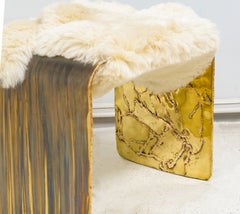 Sparky Bench - Panchina scultorea in ottone con seduta in pelle di agnello / Tavolino