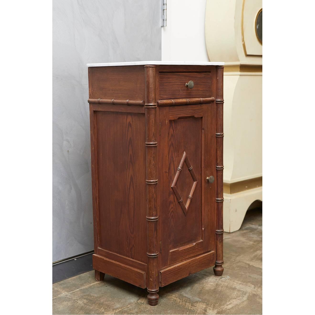 A very nice Victorian faux bamboo nightstand with new marble top, this piece displays good craftsmanship with dovetail construction in the body and turned and carved faux bamboo details throughout.


 