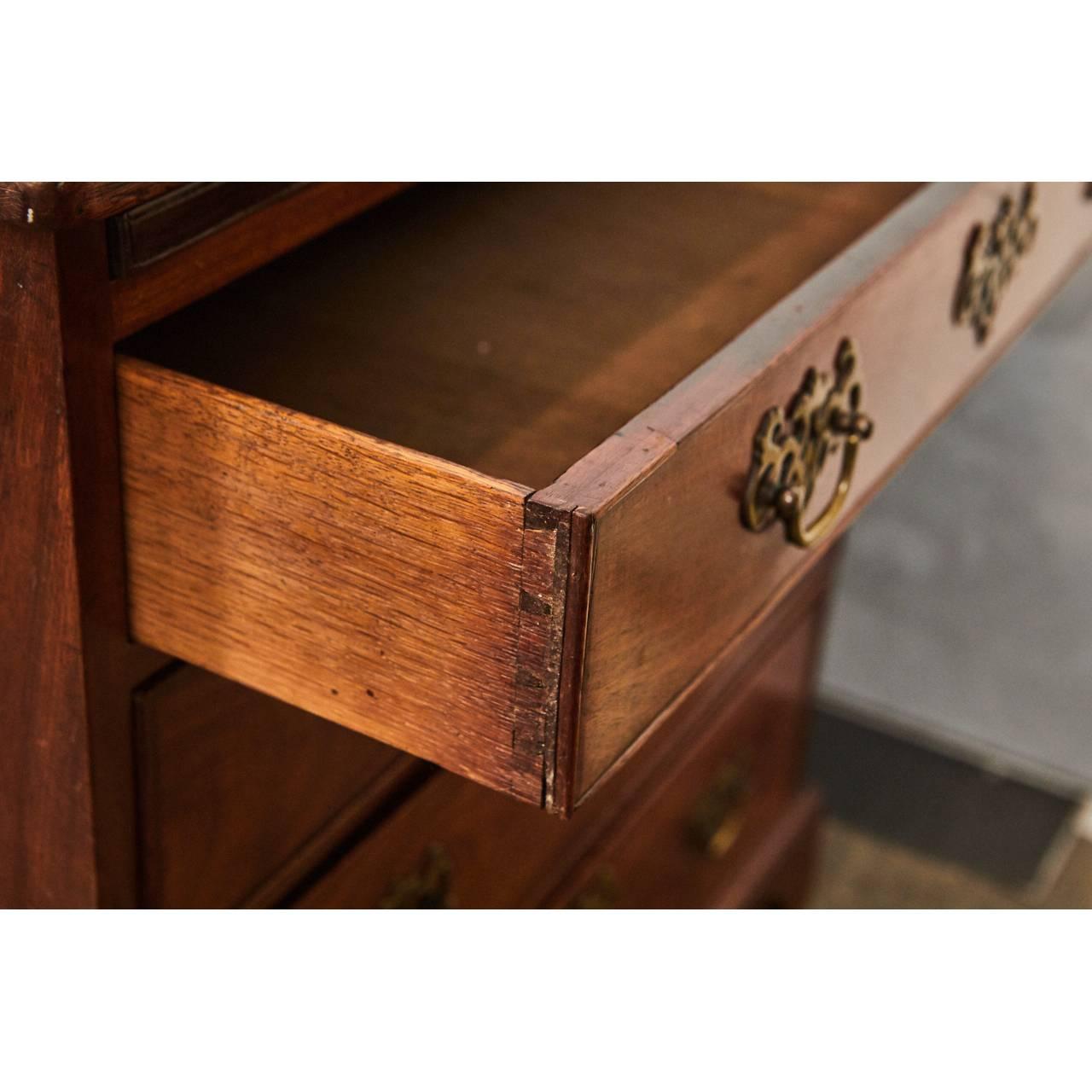 George III Bachelor Chest of Drawers In Good Condition For Sale In Culver City, CA