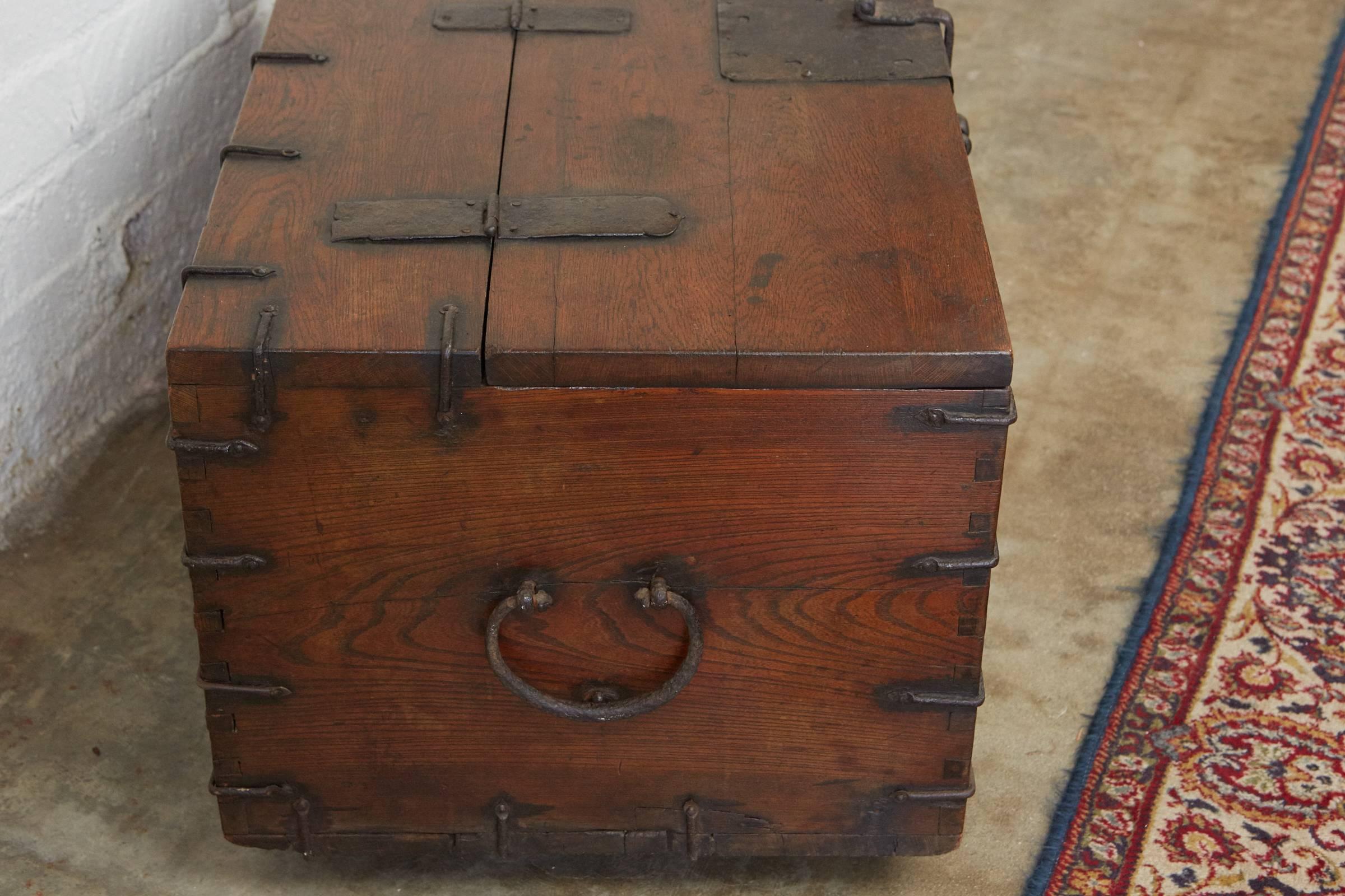 19th Century Japanese Trunk im Zustand „Gut“ in Culver City, CA