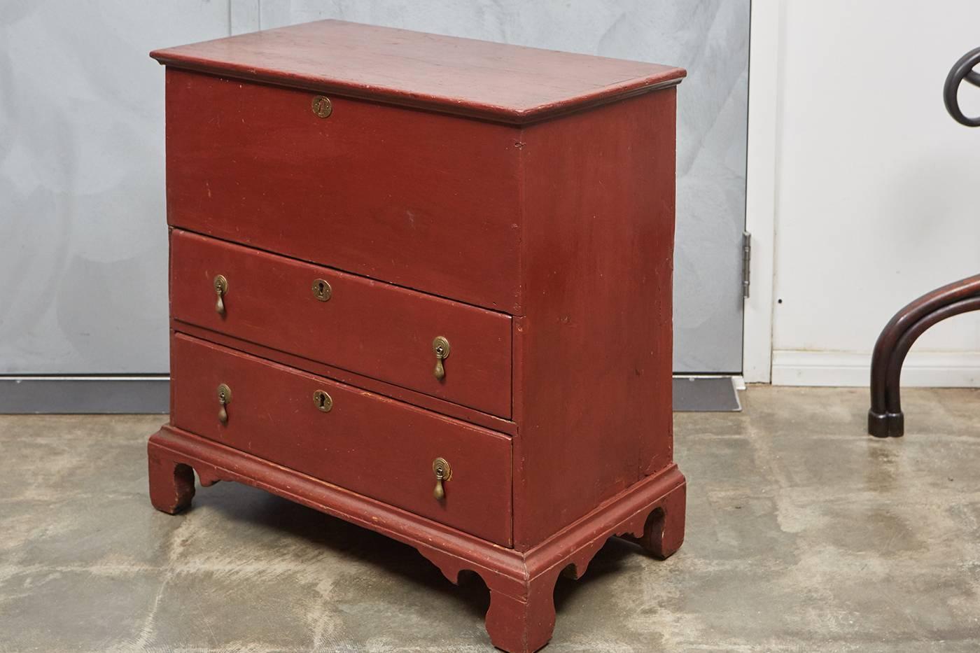 This small painted English blanket box has a hinged top and two drawers. The drawers have nicely shaped brass drop pull handles and escutcheons. From the construction and wear this piece appears to be from circa 1840s.

 