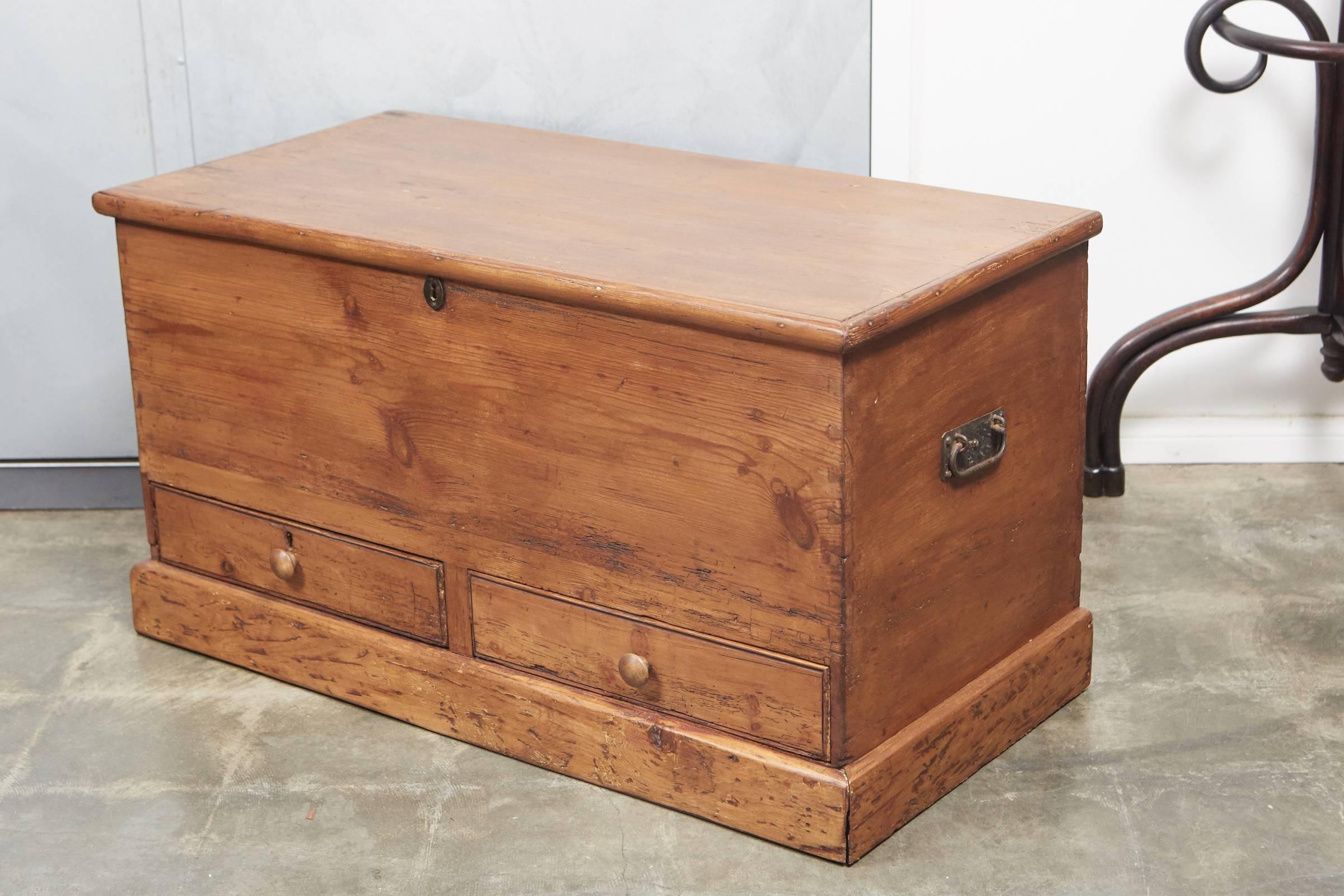 Antique English Blanket Chest In Good Condition In Culver City, CA
