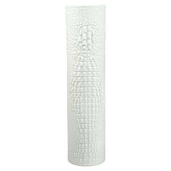 Vase en porcelaine « Op Art » de la marque AK Kaiser, des années 1970, blanc bisque, avec relief de crocodile