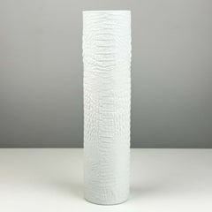 Vase en porcelaine « Op Art » de la marque AK Kaiser, des années 1970, blanc bisque, avec relief de crocodile